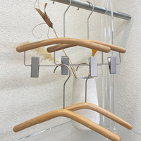 Cintres en bois pour enfants à prix de gros avec crochet métallique et pince antidérapante – Fabricant chinois de cintres en bois de luxe pour hôtels