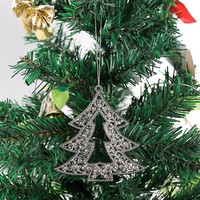 Decoraciones navideñas: árbol de Navidad calado en forma de corazón, decoraciones para escaparates y pequeños adornos de estrellas de cinco puntas.
