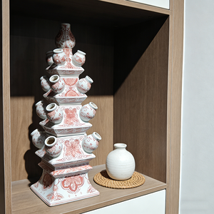 Vase tulpière en <span class=keywords><strong>porcelaine</strong></span> rouge et blanche avec un motif chinoiserie inspiré <span class=keywords><strong>de</strong></span> <span class=keywords><strong>Delft</strong></span>, peint à la main, style pagode florale, vase multi-ouvertures - Product Image 4