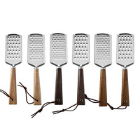 Râpe à fromage et à chocolat en acier inoxydable avec manche en bois – Gadget de cuisine portable, compatible lave-vaisselle, pour râper pommes de terre et citrons