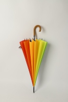 Parasol de plage manuel Rainbow Wholesale à 16 baleines, manche en bois, mât droit, en tissu résistant, pour cadeaux promotionnels d'entreprise