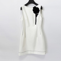 Robe Courte Mini Bulle Unie Sans Manches Col Rond pour Femme, Modèle Été 2026, Décontractée, Ornée de Perles et de Fleurs, Tendance