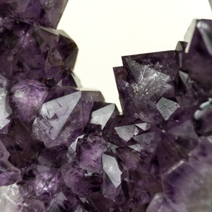 เทรนด์แฟชั่นท้องถิ่น มงกุฎอเมทิสต์ทรงสวยหรู พร้อมแผ่นจีโอดประดับด้วยดรูซี่สีม่วงขนาดใหญ่ แกะสลักลวดลายสวยงามบนฐานหมุนได้ - Product Image 5