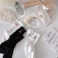Vente en gros de chaussettes brodées avec des visages mignons Kawai pour les couples, chaussettes unisexes drôles avec des mots et des lettres, chaussettes blanches personnalisées