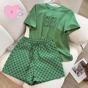 Set di <span class=keywords><strong>Abbigliamento</strong></span> <span class=keywords><strong>Casual</strong></span> da <span class=keywords><strong>Donna</strong></span> Estivi all'Ingrosso con Pullover in Maglia, T-shirt di Lusso e Shorts - Product Image 6