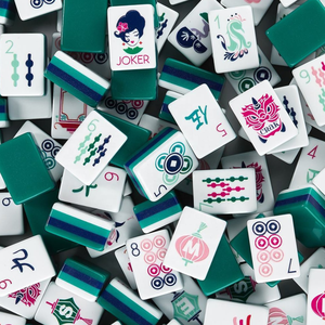 Mahjong Americano de Lujo Moderno en Verde Esmeralda, 160 Fichas, 4 Capas de Acrílico con Grabado Pintado a Mano, para Regalos de Noche de Juegos - Product Image 1