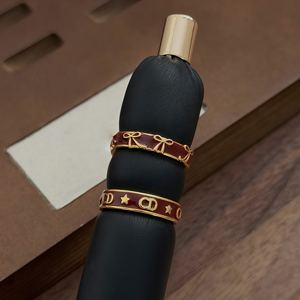 Anello Aperto Regolabile Vintage di Lusso con Fiocco e Lettera, Placcato Oro 20K, in Ottone con Smalto <span class=keywords><strong>Rosso</strong></span> <span class=keywords><strong>Vino</strong></span>, Vendita all'Ingrosso - Product Image 1