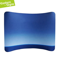 Support mural portable et pliable pour toile de fond photographique en tissu tendu avec cadre en aluminium et logo personnalisé, à montage rapide, avec housse de protection