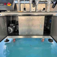 Automatische elektrische machine voor het sorteren, invoeren en afsluiten van plastic glazen flessen met fruitjam, augurken, olie, siroop en tomaten.