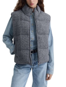 <span class=keywords><strong>Gilet</strong></span> en <span class=keywords><strong>maille</strong></span> torsadée gris pour <span class=keywords><strong>femme</strong></span>, collection Hiver 2026 – Haut sans manches chaud et texturé, cardigan décontracté haut de gamme pour superposition féminine - Product Image 1