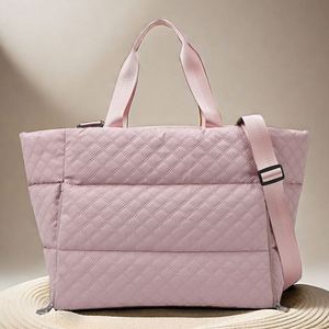 Sac de sport et de voyage personnalisé pour femme en coton Oxford rembourré, grand sac fourre-tout portable à motif losanges pour le yoga - Product Image 1