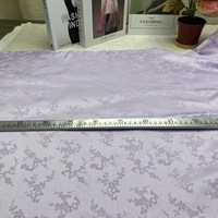 Tissu satiné jacquard en polyester et élasthanne à motif fleur de prunier, aspect soie haute densité, idéal pour kimonos, robes de soirée et vêtements de nuit
