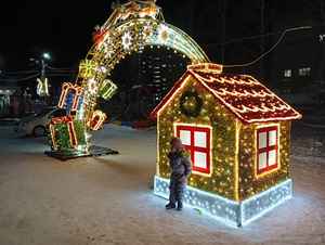 Decoración Navideña de Centro Comercial para Exteriores, Casa de Jengibre 3D con Luces LED, Clasificación IP65, Color Personalizable, Estructura de Hierro, Fácil Instalación - Product Image 1