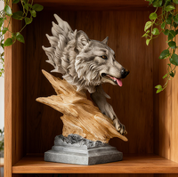Sculpture de tête de loup en résine réaliste en vente chaude avec base en souche d'arbre, texture de fourrure sculptée à la main pour la décoration de bureau à domicile et au bureau