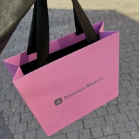 Sac shopping en papier rose vif avec poignée en sangle noire, logo personnalisé, sac fourre-tout de luxe