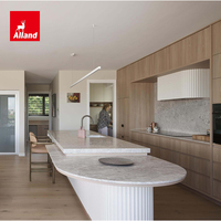Lemari Dapur Model Terbaru Alland dengan Panel Kayu Lapis Veneer White Oak dan Pulau Berpalang untuk Proyek Teknik Skala Besar