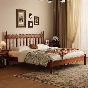 Letto matrimoniale in legno massello imbottito stile Wabi-Sabi, letto Windsor color crema per camera da letto padronale, design vintage francese - Product Image 5