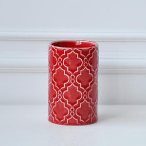 Vente en gros, top ventes, ensemble d'accessoires de salle de bain 4 pièces en céramique <span class=keywords><strong>rouge</strong></span>, <span class=keywords><strong>porte</strong></span>-brosse à dents à motif de fleurs en relief, <span class=keywords><strong>porte</strong></span>-<span class=keywords><strong>savon</strong></span> et tasse - Product Image 5