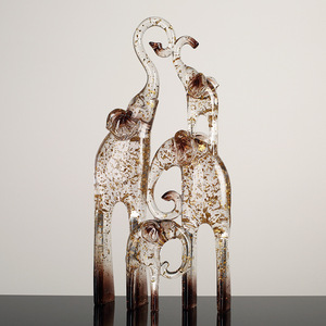 Décoration d'intérieur contemporaine en résine transparente avec feuille d'or, motif famille d'éléphants, couleur bleu et or - Product Image 2