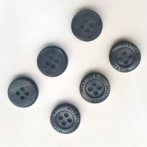 Bottoni per camicia in resina effetto perla di alta gamma con logo personalizzato, 4 fori - Product Image 1
