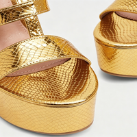 Sandales à plateforme dorées tendance pour femme, style audacieux, à talon bloc épais, motif croco gaufré, bride en T, boucle de cheville, pour soirée, vente en gros