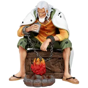 Anime karakter Luffy oturan Silvers Rayleigh Campfire içme aksiyon figürü