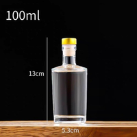 Bouteille à vin transparente rayée en verre blanc cristallin de 500 ml avec bouchon en verre et logo « montagne » au fond pour l'emballage des spiritueux