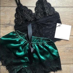 Venta al por mayor 2 unids/set pijamas de mujer ropa interior Sexy seda satén Lencería mujer Sexy encaje Halter Top + Pantalones cortos Pijama conjunto - Product Image 2