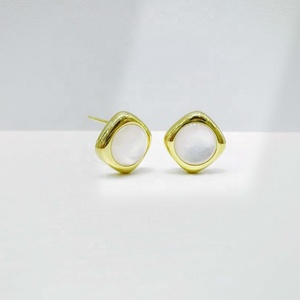 Pendientes de tuerca geométricos de latón de alta calidad con incrustaciones de concha, chapados en oro de 14k, clásicos y sencillos, con gemas, a la moda. - Product Image 5