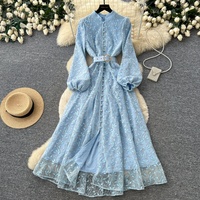 Robe longue élégante rose brodée en maille à col montant et manches bouffantes avec ceinture pour femme, idéale pour les soirées et occasions spéciales