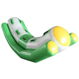 Altalena galleggiante gonfiabile in PVC prezzo di fabbrica personalizzato 5L * 2W * 3Hm giocattolo acquatico per gioco