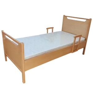Cama de madera maciza para personas mayores con barandillas, color albaricoque, modelo KM ZLC07, diseño de caja baja, cama de hospital. - Product Image 4