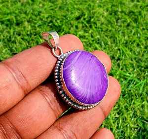 Charoite จี้อัญมณีทรงหลังเบี้ยทรงกลมเกรดการรักษาด้วยเทคโนโลยีการตั้งค่าโรเดียมและชุบทอง - Product Image 2