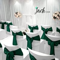Housse de chaise en satin vert avec nœuds et rubans pour la décoration des chaises de fête, de cérémonie et de banquet