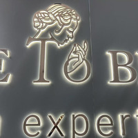 Enseigne en métal 3D en acier inoxydable rétroéclairée personnalisée pour salon de beauté, enseigne murale de marque avec éclairage halo LED