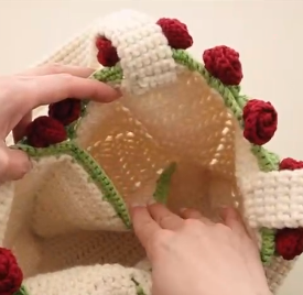 Sacs à fleurs en crochet faits à la main, tapis en coton tricotés à la main en forme de rose, transformés en accessoires de mode - Product Image 5