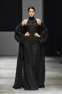 เสื้อโค้ทผู้หญิงสีขาวขายส่ง แบรนด์ WhiteAnt รุ่น ELYSIAN KIMONO LONG COAT ผ้าซาตินเนื้อเนียนคล้ายผ้าไหม ป้องกันรอยยับ เสื้อโค้ทฤดูหนาวสำหรับผู้หญิง - Product Image 2