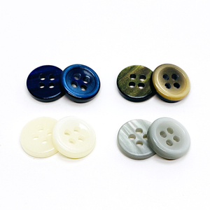 Boutons en résine à finition nacrée haut de gamme, modèles 2025, pour chemises, 4 trous - Product Image 2