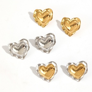 Boucles d'oreilles clous cœur martelé plaqué or 18 carats, serti clos classique, en acier inoxydable - Product Image 2