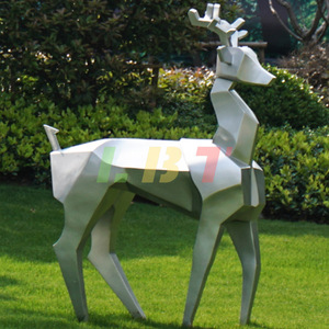 Sculpture de cerf en acier inoxydable Libit, forme géométrique, finition miroir, ornement de jardin extérieur, design moderne, autoportant - Product Image 1