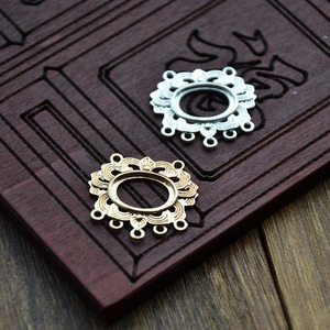 Pendentif en cuivre 23x25mm plaqué or et argent, garniture en dentelle, apprêts pour bijoux DIY, style antique - Product Image 3