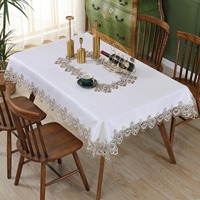 Nappes en dentelle de luxe décorées avec des motifs floraux Jacquard personnalisables et des détails ajourés adaptés aux tables à manger