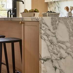 Ensemble d'armoires de cuisine en bois massif au design moderne avec plan de travail stratifié et structure en MDF, y compris un robinet en accessoire - Product Image 2