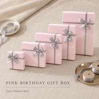 Boîte cadeau rose avec ruban en satin et nœud, structure de base pliable, tailles personnalisables, logo personnalisé, marque privée, finition brillante portable