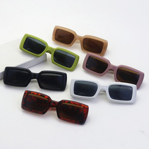 Gafas de sol cuadradas verdes aguacate para mujer, montura de PC UV400, gafas de sol de clase 2, diseño de moda estilo retro Hip Hop - Product Image 3
