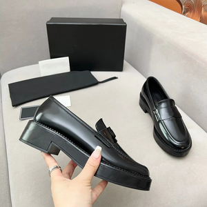 Zapatos de cuero de tacón bajo ligeros para mujer estilo de diseñador negro versátil - Product Image 1