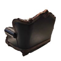 Canapé classique en cuir capitonné avec motif floral enroulé, ton bois riche, pièce maîtresse pour salons