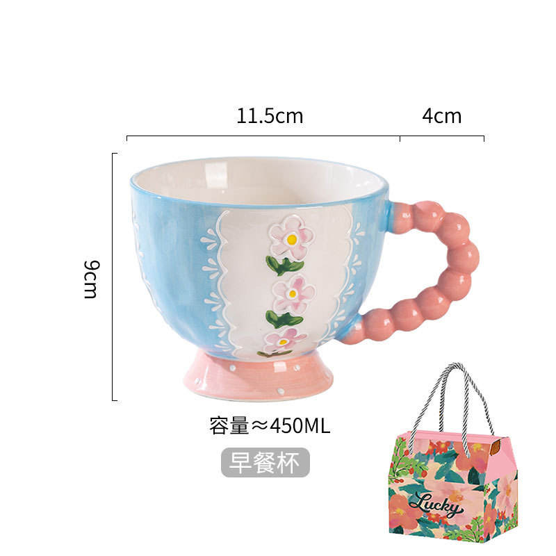 Fondo azul con pequeñas flores, asa con cuentas y caja de regalo.