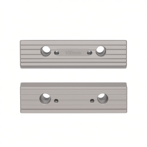 Mordaza acanalada para tornillo de banco modular de 100 mm de ancho con doble orificio para tornillos de banco - Product Image 2