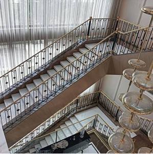 Rampe d'escalier intérieure haut de gamme en fer forgé noir et or avec éléments en laiton et marbre pour la vente en gros - Product Image 5